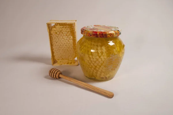 密封された蜂蜜 金色の蜂蜜と天然蜂蜜を混合し 味わうための木製のスプーンとガラス瓶とフレーム — ストック写真