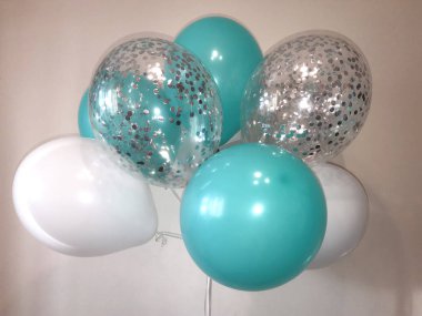Beyaz, nane renginde helyum balonları ve gümüş konfetili balonlardan oluşan kompozisyon