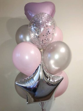Pembe ve gümüş helyum balonları, gümüş konfeti balonları, pembe bir kalp ve gümüş bir yıldızdan seçilen bir kompozisyon