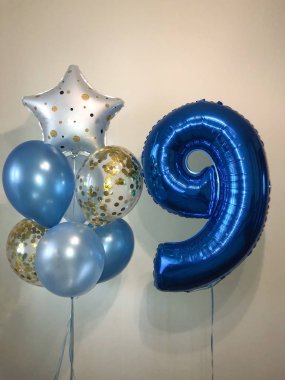 Mavi ve açık mavi helyum balonları, altın konfeti balonları ve parlak mavi dokuz numaradan seçilen bileşim