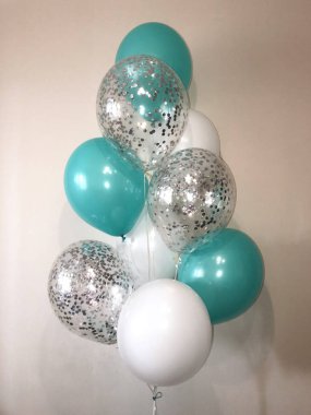 Beyaz, nane renginde helyum balonları ve gümüş konfetili balonlardan oluşan kompozisyon