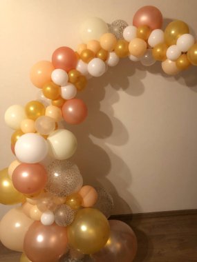Farklı boyut ve renklerde balonlar kompozisyonu, bir kemer şeklinde düzenlenmiştir. Çocuk bayramı için fotoğraf bölgesi kaydı için öznitelik