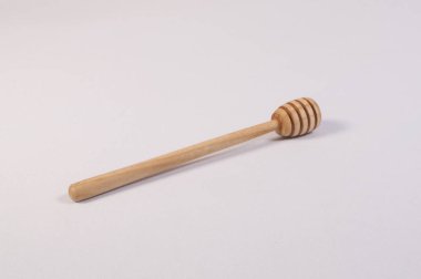 Karıştırma ve doğal bal tatmak için ahşap kaşık