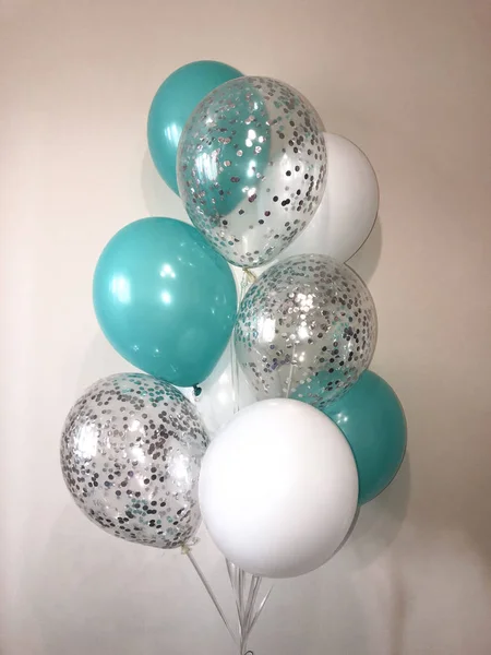 用白色 薄荷色氦气气球和银包子制成的气球成分 — 图库照片