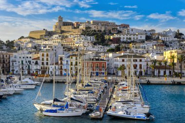 İbiza, Ispanya-13 Mart, 2019: Ibiza şehrinin panoramik manzarası, deniz kulübünün yelkenli tekneleri.