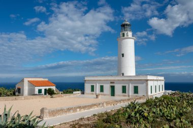 Formentera, İspanya - 13 Mart 2019: Lighthouse La Mola Formentera bu yıl 2019 geri yüklendi. Bir sergi merkezi ve yakında bir geri yükleme alanı oluşturma.