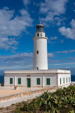 Formentera, İspanya - 13 Mart 2019: Lighthouse La Mola Formentera bu yıl 2019 geri yüklendi. Bir sergi merkezi ve yakında bir geri yükleme alanı oluşturma.