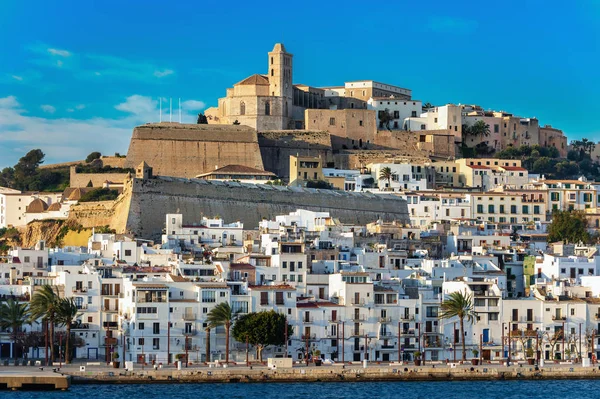 İbiza, Ispanya-13 Mart, 2019: Ibiza şehrinin panoramik manzarası. Biz beyaz evler ile karakterize 