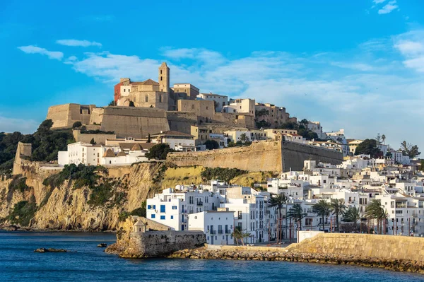İbiza, Ispanya-13 Mart, 2019: Ibiza şehrinin panoramik manzarası. Biz beyaz evler ile karakterize 