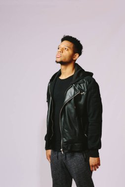 Gri studio özgeçmişlerine bakarak bir raslantı giyimli genç delikanlı portresi izole