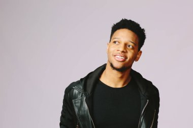 Mutlu kentsel guy üzerinde izole gri yukarı ve yana doğru seyir