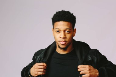 Kameraya bakarak mutlu bir genç serin adam portresi