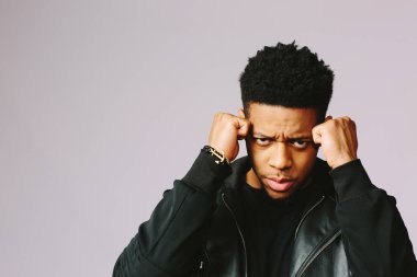 Onun Tapınağı her iki yumruk ile tutarak, kızgın ve stresli depresif genç bir adam. Kameraya bakarak.