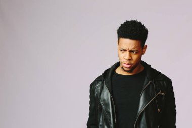 Tarafına bakarak üzgün, öfkeli ve stresli bir genç adam