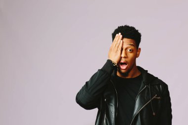 Bir gözü kapsayan görmek isteyen, sürpriz harika genç adam