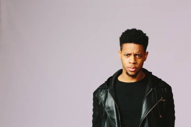 Genç, kızgın ve ciddi bir Afrikalı-Amerikalı adam portresi