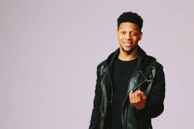 Fotoğraf makinesi bir stüdyoda onun parmağı ile işaret harika genç adam