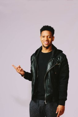 Boş bir stüdyoda onun parmağı ile işaret harika genç adam