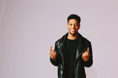 Boş bir stüdyoda onun parmağı ile işaret harika genç adam