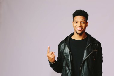 Boş bir stüdyoda onun parmağı ile işaret harika genç adam