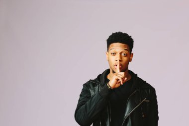 Sır saklayabilir misin. Yakın serin bir adamın parmak ağız üzerinde gizli kameraya bakarak,