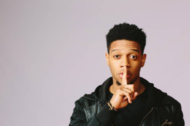 Sır saklayabilir misin. Yakın serin bir adamın parmak ağız üzerinde gizli kameraya bakarak,