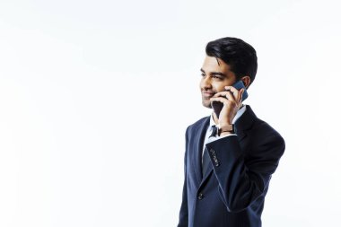 Portre, Evet bir yakışıklı işadamı girişimci gülümseyen. İşten güncelleştirmelerini denetlemek. arka plan beyaz izole