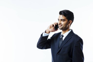 Portre, Evet bir yakışıklı işadamı girişimci gülümseyen. İşten güncelleştirmelerini denetlemek. arka plan beyaz izole