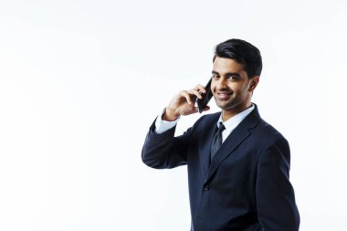 Portre, Evet bir yakışıklı işadamı girişimci gülümseyen. Kameraya bakıyor. beyaz izole arka plan.