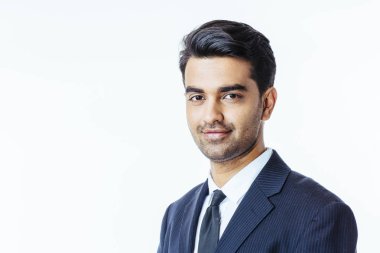 Takım elbise ve kravat işadamı gülümseyen, beyaz stüdyo arka plan üzerinde izole