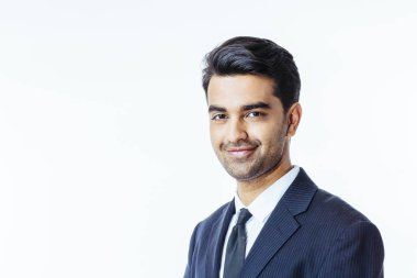 Takım elbise ve kravat işadamı gülümseyen, beyaz stüdyo arka plan üzerinde izole