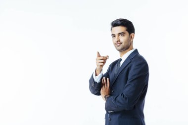 Siyah takım elbise ve kravat izole üzerinde beyaz arka plan gösteren başarılı bir iş adamı portresi