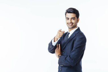 Siyah takım elbise ve kravat beyaz arka plan üzerinde izole kamera işaret gülümseyen bir işadamı portresi