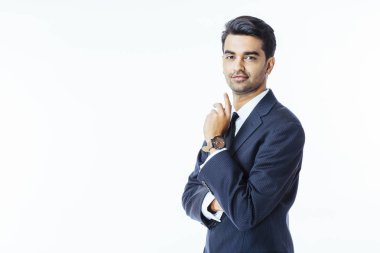 Takım elbise ve kravat geçti silah ile kamera ve, bir yandan bakarak kendine güvenen bir işadamı portresi izole beyaz stüdyo arka plan üzerinde