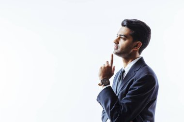 Profil sahibi ve iş baktılar adam ile çene, üzerinde beyaz izole parmağında ararken uygun