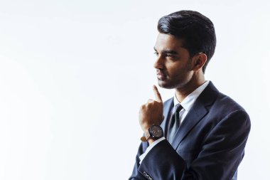 Takım elbise beyaz stüdyo arka plan üzerinde izole çene, parmak ile tarafına bakıp baktılar bir adam portresi kapatın