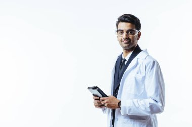 Takım elbise, önlük ve koruyucu gözlük, deri klasör, beyaz stüdyo arka plan üzerinde izole tutan bir adam portresi