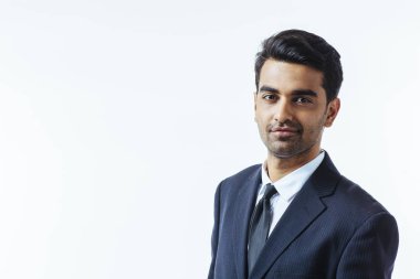 İyi görünümlü bir işadamı portresi. Beyaz arka plan üzerinde izole