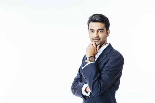 Takım elbise ve kravat kamera, beyaz stüdyo arka plan üzerinde izole bakarak kendine güvenen bir işadamı portresi