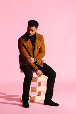 Pembe studio arka plan üzerinde izole sakallı, yakışıklı, şık ve serin Afrikalı-Amerikalı adam