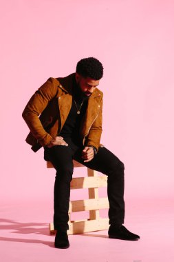 Pembe studio arka plan üzerinde izole sakallı, yakışıklı, şık ve serin Afrikalı-Amerikalı adam