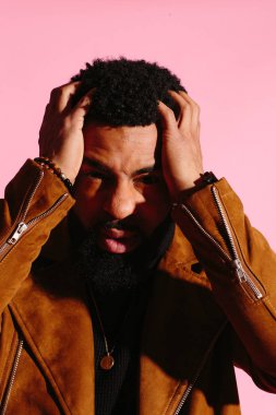 Pembe studio arka plan üzerinde izole sakallı, yakışıklı, şık ve serin Afrikalı-Amerikalı adam