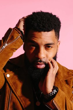 Pembe studio arka plan üzerinde izole sakallı, yakışıklı, şık ve serin Afrikalı-Amerikalı adam