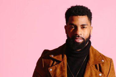 Pembe studio arka plan üzerinde izole sakallı, yakışıklı, şık ve serin Afrikalı-Amerikalı adam