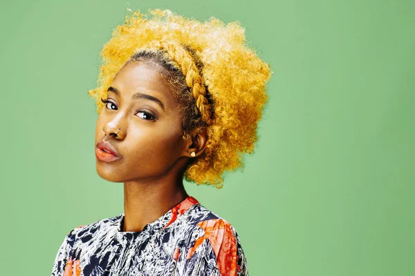 Yatay yeşil bir adam önünde ağartılmış kıvırcık saçlı güzel bir genç kız portresi