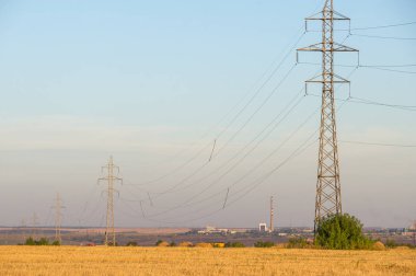 Yüksek gerilim enerji nakil hattı. Enerji ayağı. Gün batımı, şafakta. Elektrik