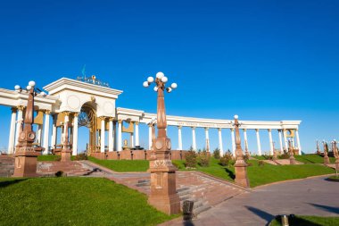 Kazakistan, Al Farabi sokak, Tien Shan dağlar, erken bahar. Park ilk prizident ülke. Zafer Arch. takı park girişinde
