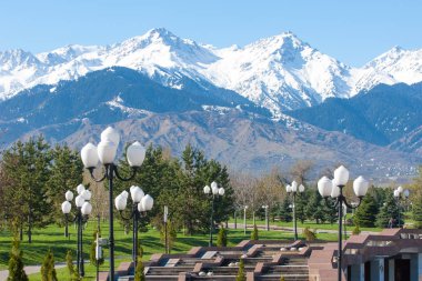 Kazakistan, erken bahar. Ülkenin ilk başkanı Park. Central park güneşli gün. güzel yeşil park