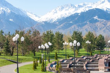 Kazakistan, erken bahar. Ülkenin ilk başkanı Park. Central park güneşli gün. güzel yeşil park