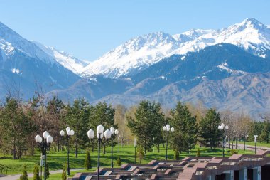 Kazakistan, erken bahar. Ülkenin ilk başkanı Park. Central park güneşli gün. güzel yeşil park